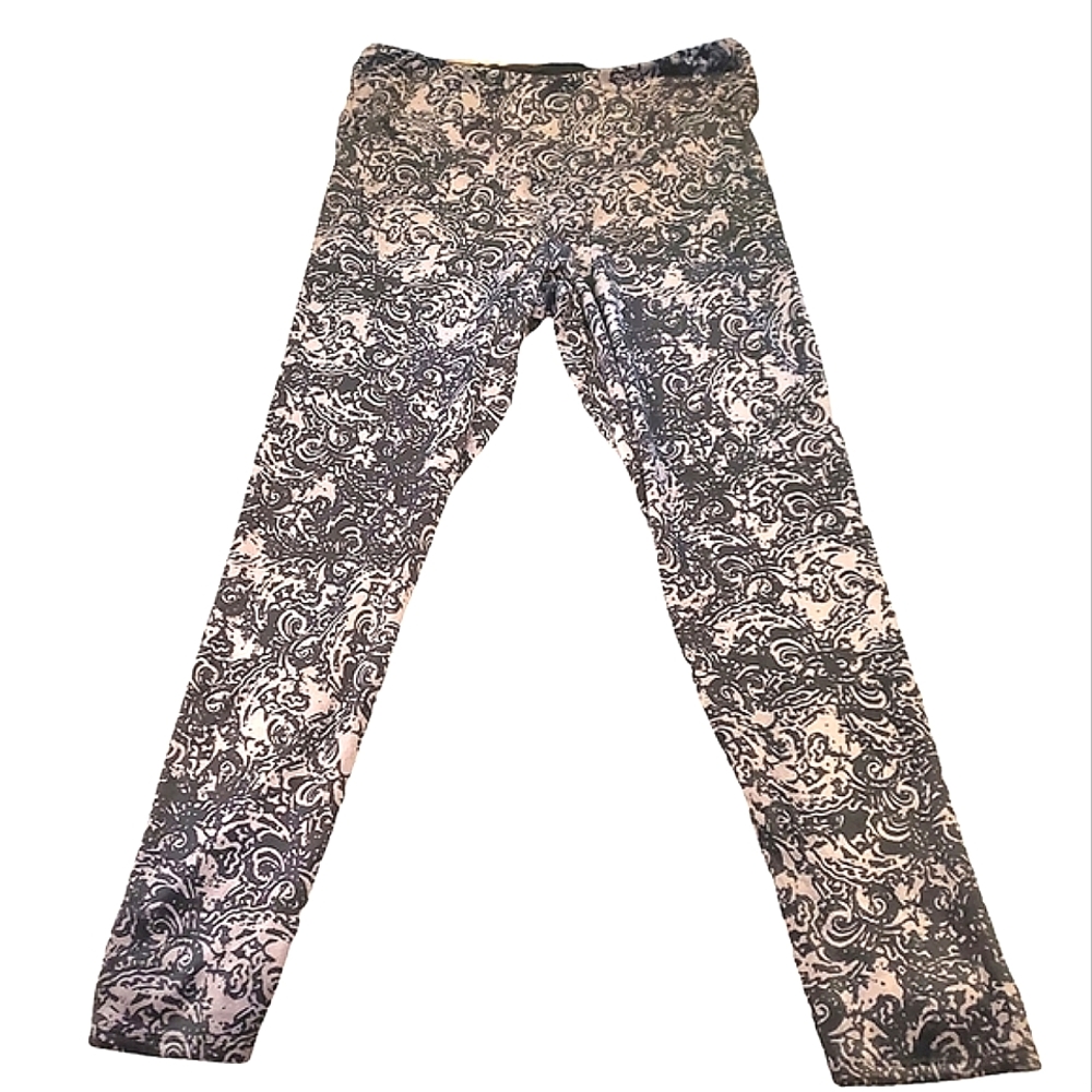 SOFT & COZY | Women's gray and black paisley-print leggings. Size large.